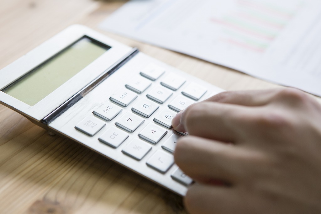 見積もりを行うスタッフ